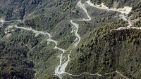 Pemandangan udara dari jalan berkelok-kelok di pegunungan curam di wilayah Laut Hitam Timur, Erzurum, Turki, Rabu (18/5/2022).  