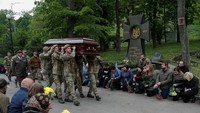 Prajurit Ukraina mengusung jenazah Denys Antipov.