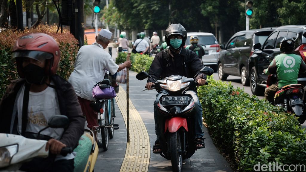 Pemotor bandel masih kerap terlihat di sejumlah kawasan ibu kota. Salah satu aksinya menerabas trotoar di depan Bioskop Metropole, Jakarta. Ini penampakannya.