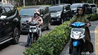 Kendaraan roda dua mencari celah saat jalanan padat.