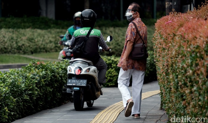 Pemotor bandel masih kerap terlihat di sejumlah kawasan ibu kota. Salah satu aksinya menerabas trotoar di depan Bioskop Metropole, Jakarta. Ini penampakannya.