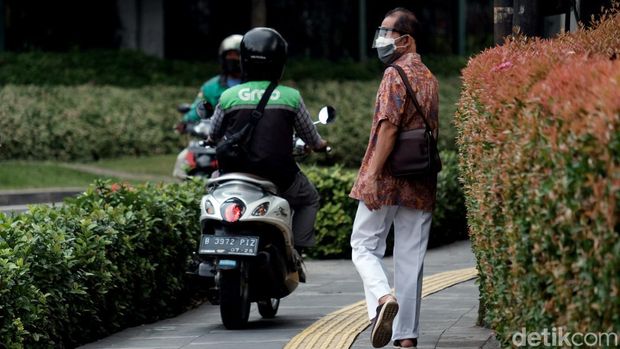 Pemotor bandel masih kerap terlihat di sejumlah kawasan ibu kota. Salah satu aksinya menerabas trotoar di depan Bioskop Metropole, Jakarta. Ini penampakannya.