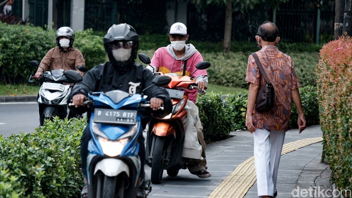 Pemotor bandel masih kerap terlihat di sejumlah kawasan ibu kota. Salah satu aksinya menerabas trotoar di depan Bioskop Metropole, Jakarta. Ini penampakannya.