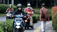 Sejumlah pesepeda motor melintas di trotoar depan gedung Metropole di Jl Pegangsaan Barat, Jakarta Pusat, Selasa (18/5/2022) pukul 10.20 WIB.