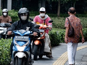 Bandel Terabas Trotoar Metropole Jakpus, Pemotor Bisa Kena Pidana Lho!