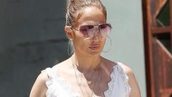 5 Gaya Jennifer Lopez Jalan-jalan Pakai Baju Tidur, Dipuji Tetap Stylish
