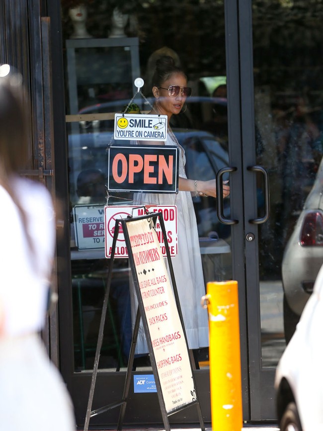 Gaun tidurnya sendiri merupakan keluaran dari brand Doen yang diberi nama Slate Nightgown. Dilihat dari situs resminya, baju tidur dengan model seperti yang dikenakan Jennifer Lopez sudah tak tersedia alias sold out. Foto: Getty Images