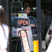 Gaun tidurnya sendiri merupakan keluaran dari brand Doen yang diberi nama Slate Nightgown. Dilihat dari situs resminya, baju tidur dengan model seperti yang dikenakan Jennifer Lopez sudah tak tersedia alias sold out. Foto: Getty Images