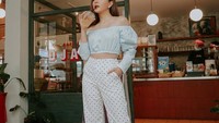 Jessica Mila tampak keren saat berfoto di coffee shop bernama Kopi Djawa. Ia juga menikmati salah satu menu minumannnya. Foto: Instagram @jscmila