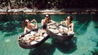Jessica Mila bersama sahabatnnya sesama aktris menikmati liburan di Bali dengan mengunggah momen floating breakfast seru. Menunya super lengkap, salah satunya ada smoothie bowl. Foto: Instagram @jscmila