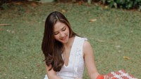 Pemeran film Imperfect ini juga suka piknik cantik. Pikniknya tampak estetika dengan aneka makanan di atas meja, ada pancake hingga steak. Foto: Instagram @jscmila