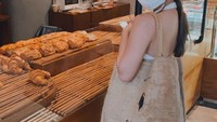 Jessica juga tak ketinggalan mengunjungi Monsieur Spoon. Bakery hits di Bali yang menawarkan berbagai croissant enak. Foto: Instagram @jscmila