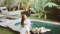 Di akun Instagram miliknya @jscmila, aktris berusia 29 tahun ini sering mengunggah potretnya saat kulineran. Salah satunya momen floating breakfast di resort Bali. Foto: Instagram @jscmila