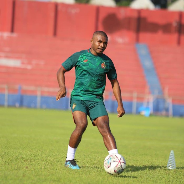 Kelly Sroyer tampil impresif dalam debutnya bersama Persik Kediri musim lalu. Itu membuat manajemen Macan Putih kembali mencari mutiara terpendam dari Bumi Cendrawasih.