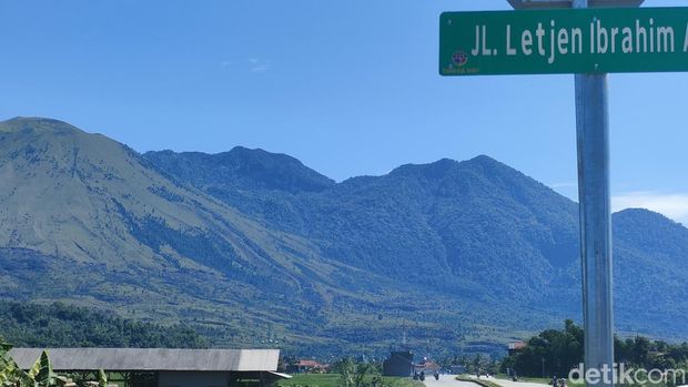 Jl Letjen Ibrahim di Kabupaten Garut yang memiliki pemandangan indah deretan gunung Cikuray, Papandayan dan Guntur