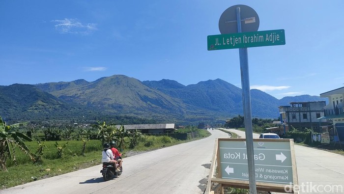 Jl Letjen Ibrahim di Kabupaten Garut yang memiliki pemandangan indah deretan gunung Cikuray, Papandayan dan Guntur