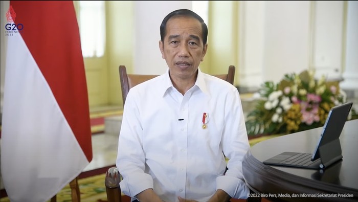 Jokowi izinkan lepas masker merupakan aturan yang baru dikeluarkan. Jokowi memberikan pelonggaran penggunaan masker, yakni boleh tidak menggunakannya saat berada di luar ruangan.
