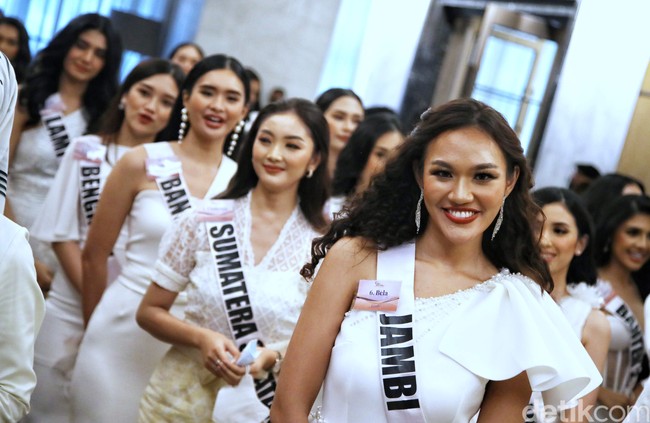 Grand final Puteri Indonesia 2022 rencananya digelar pada Jumat (27/5/2022) malam di Jakarta Convention Center, Senayan. Jika tidak ada aral melintang Miss Universe 2021 Harnaaz Sandhu yang berasal dari India, Miss International 2019, Sireethorn Leeramwat dari Thailand dan 1st Runner Up Miss Supranational 2021, Karla Guilfu Acevedo dari Puerto Riko. Foto: Pradita Utama/detikcom