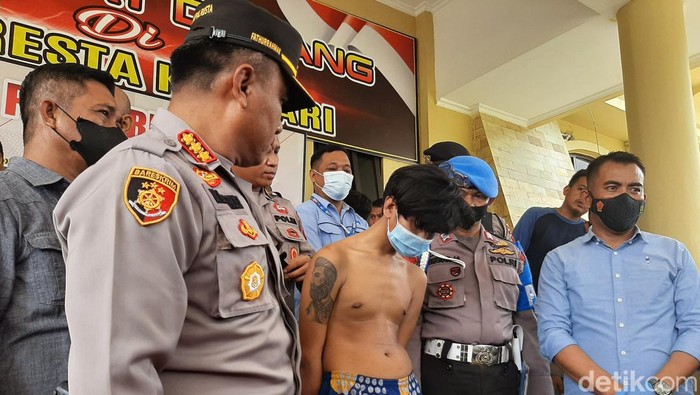 Jumpa pers pengungkapan kasus pembusuran di Kendari. (Nadhir Attamimi/detikcom)