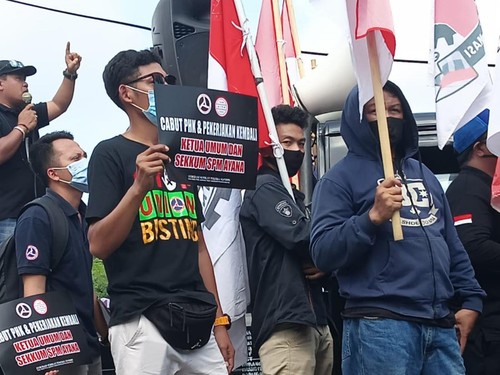 Kadek Wahyu Pramana Dwi Putra Ketua Umum SPM Ayana Resort & Spa Bali saat melakukan aksi Demo di depan hotel pada Sabtu 14 Mei 2022 lalu