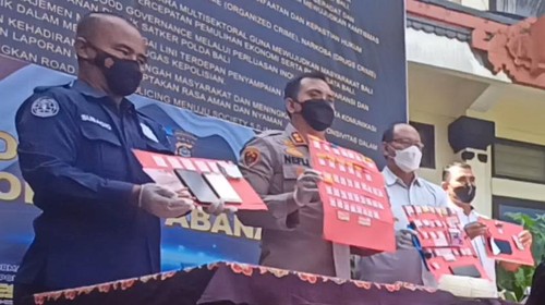 Kapolres Tabanan AKBP Ranefli Dian Candra (dua dari kiri) menunjukkan barang bukti kasus narkotika dari sejumlah tersangka yang salah satunga oknum anggota TNI.