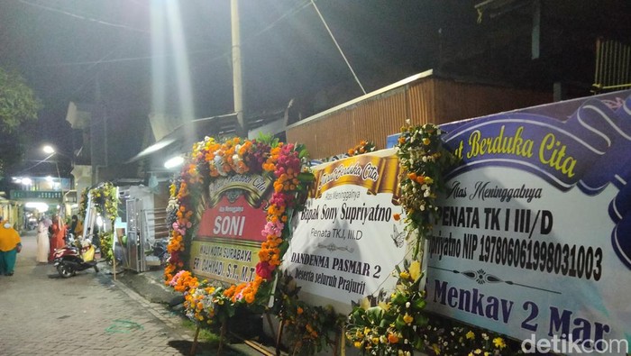 Karangan bunga di kediaman korban kecelakaan maut Tol Mojokerto