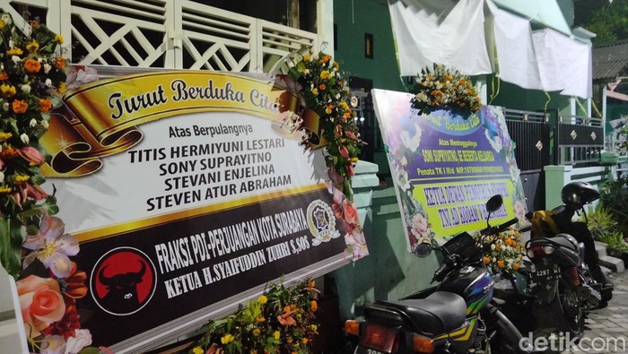 Karangan bunga di kediaman korban kecelakaan maut Tol Mojokerto