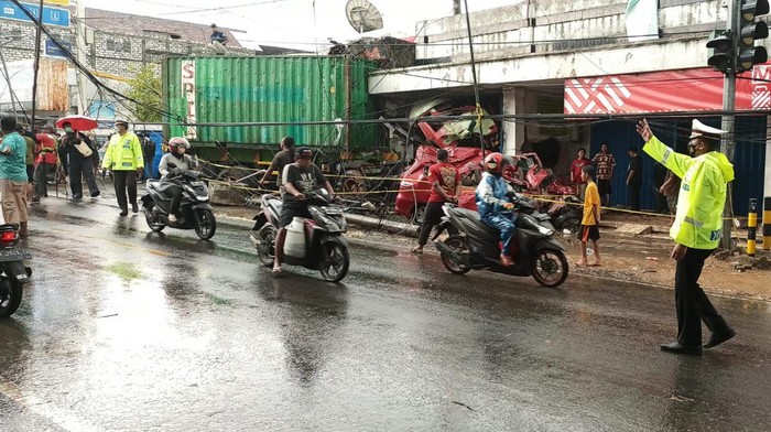 Kasatlantas Polres Gresik berlakukan buka tutup jalur di Pertigaan Bungah, Gresik untuk evakuasi trailer dan ertiga yang kecelakaan.