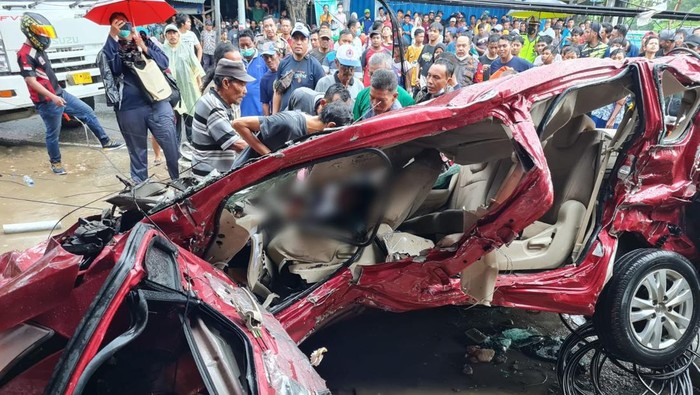 Mobil Ertiga yang diseruduk truk trailer di Pertigaan Bungah, Gresik, Rabu (18/5/2022) kondisinya mengenaskan. Mobil warna merah itu ringsek tak berbentuk.