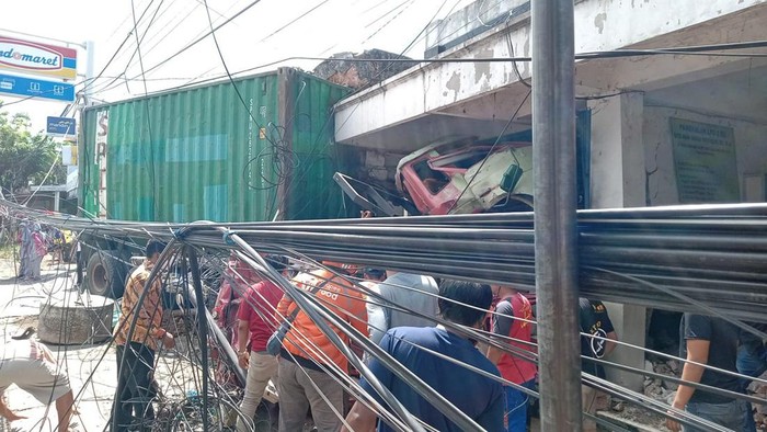 Kecelakaan truk trailer di Pertigaan Bungah Gresik