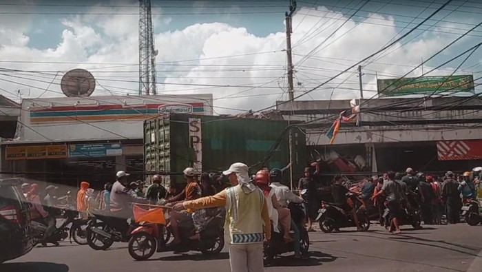 Kecelakaan truk trailer ngeblong tabrak bangunan di Pertigaan Bungah, Gresik