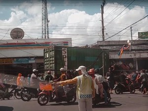 Jembatan Sembayat Macet Imbas Trailer Tabrak Ertiga dan Bangunan di Bungah