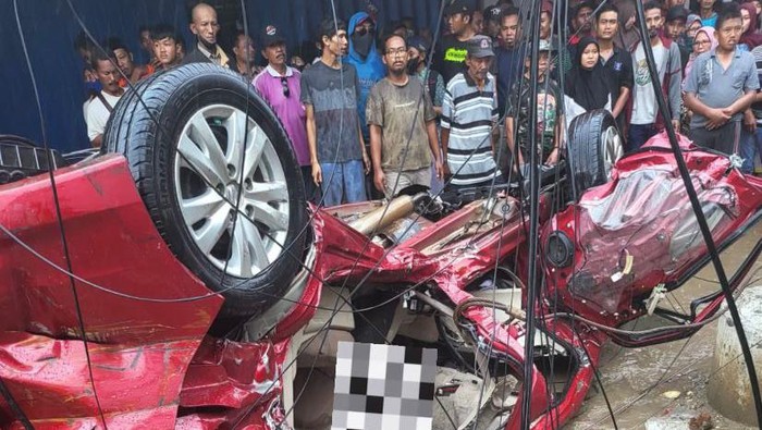 Kecelakaan truk trailer seruduk Ertiga dan tabrak bangunan di Pertigaan Bungah, Gresik.
