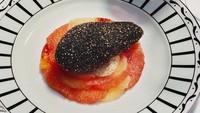 Berbagai bahan makanan berkualitas diolah di Monsieur Dior. Plating-nya yang cantik juga sering bikin pengunjung tak tega untuk menghabiskannya.