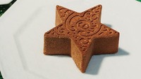 Ada yang bisa tebak ini dessert apa? Monsieur Dior membuat dessert bentuk bintang dengan warna cokelat keemasan yang terkesan super mewah.