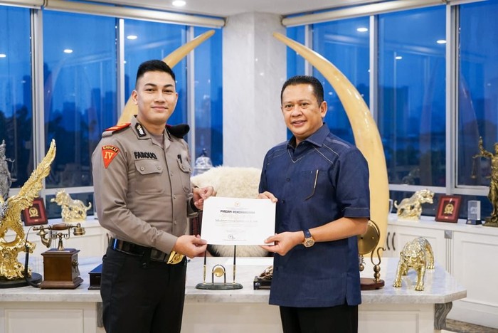 Ketua MPR RI Bambang Soesatyo menganugerahkan piagam penghargaan kepada para mahasiswa Perguruan Tinggi Ilmu Kepolisian (PTIK) angkatan 80 yang telah aktif menyosialisasikan bahaya Narkoba