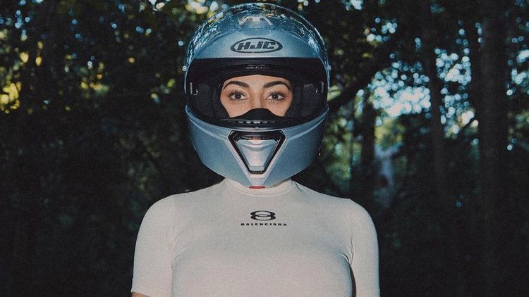 Kim Kardashian Berbikini Pakai Helm hingga Berdiri di Atas Motor