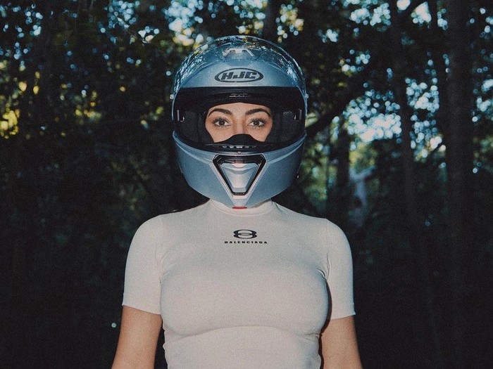 Kim Kardashian Berbikini Pakai Helm hingga Berdiri di Atas Motor