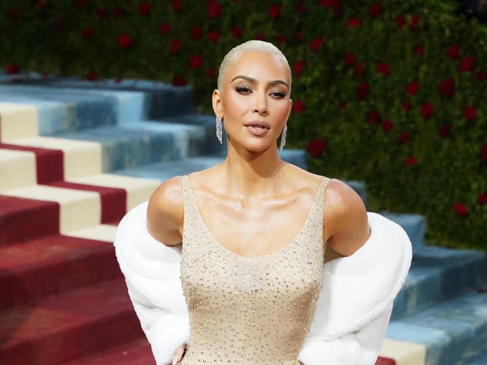 Kim Kardashian Pakai Gaun Marilyn Monroe di MET Gala 2022 NEW YORK, NEW YORK - MAY 02: Kim Kardashian attends the 2022 Costume Institute Benefit celebrating In America: An Anthology of Fashion at Metropolitan Museum of Art on May 02, 2022 in New York City. (Photo by Sean Zanni/Patrick McMullan via Getty Images)