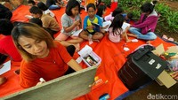 Kini anak-anak itu mengikuti kegiatan belajar tanpa memakai masker.