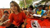 Masyarakat diperbolehkan melepas masker setelah kasus COVID-19 di Indonesia semakin terkendali.