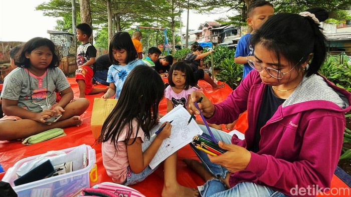 Pemerintah memperbolehkan masyarakat untuk melepas masker di luar ruangan. Kini anak-anak di wilayah Petamburan, Jakarta Pusat, pun belajar di luar ruangan tanpa memakai masker.