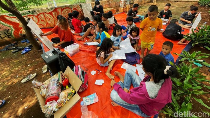 Kini Anak-anak Belajar di Ruang Terbuka Tanpa Masker Pemerintah memperbolehkan masyarakat untuk melepas masker di luar ruangan. Kini anak-anak di wilayah Petamburan, Jakarta Pusat, pun belajar di luar ruangan tanpa memakai masker.
