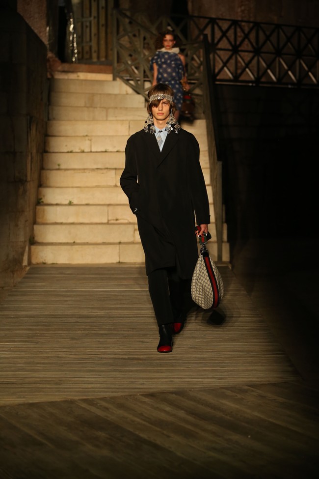 Fashion show Gucci Cruise 2023 digelar di Castel del Monte, sebuah kastil di Puglia, Italia. Kastil yang sudah berdiri sejak abad ke-13 ini dibangun Raja Frederick II yang menguasai Romawi, Sicilia, Italia, Jerman, dan Yerusalem. Dok. Gucci.  