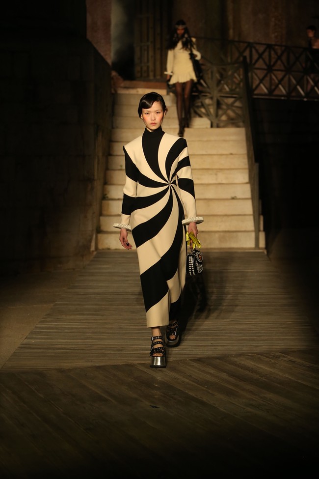 Fashion show Gucci Cruise 2023 digelar di Castel del Monte, sebuah kastil di Puglia, Italia. Kastil yang sudah berdiri sejak abad ke-13 ini dibangun Raja Frederick II yang menguasai Romawi, Sicilia, Italia, Jerman, dan Yerusalem. Dok. Gucci.