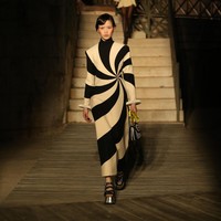 Fashion show Gucci Cruise 2023 digelar di Castel del Monte, sebuah kastil di Puglia, Italia. Kastil yang sudah berdiri sejak abad ke-13 ini dibangun Raja Frederick II yang menguasai Romawi, Sicilia, Italia, Jerman, dan Yerusalem. Dok. Gucci.