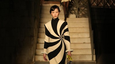 7 Foto Fashion Show Gucci Cruise 2023, Koleksi Terinspirasi Rasi Bintang