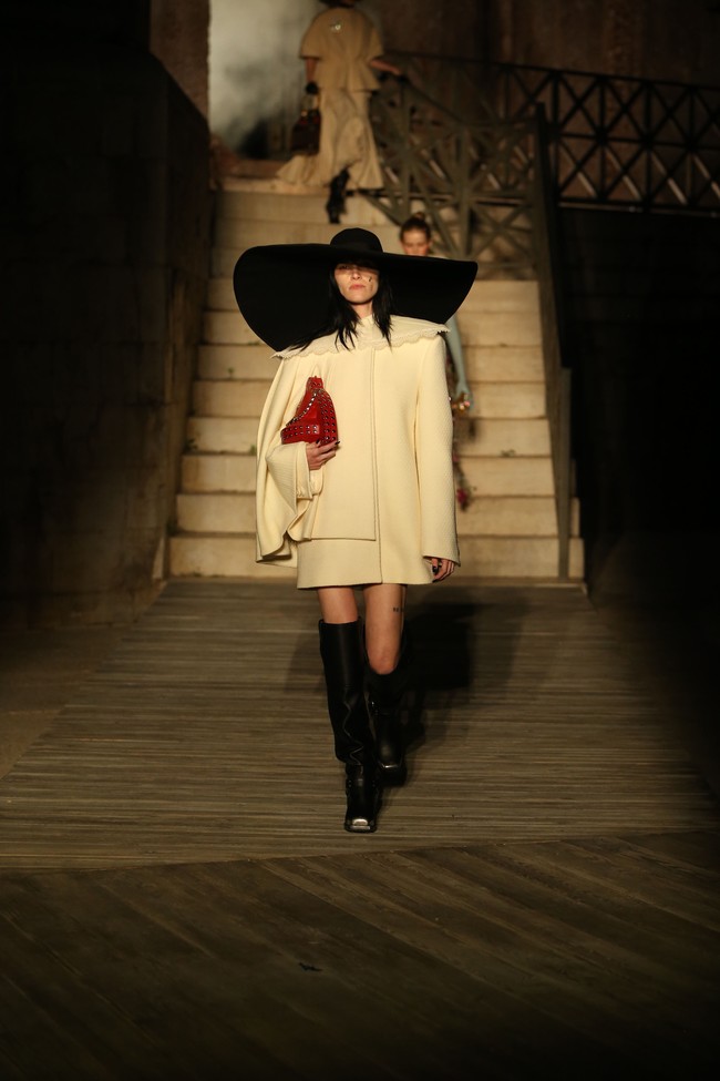 Fashion show Gucci Cruise 2023 digelar di Castel del Monte, sebuah kastil di Puglia, Italia. Kastil yang sudah berdiri sejak abad ke-13 ini dibangun Raja Frederick II yang menguasai Romawi, Sicilia, Italia, Jerman, dan Yerusalem. Dok. Gucci.  