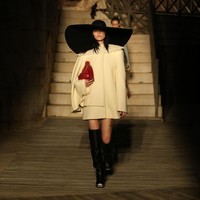 Fashion show Gucci Cruise 2023 digelar di Castel del Monte, sebuah kastil di Puglia, Italia. Kastil yang sudah berdiri sejak abad ke-13 ini dibangun Raja Frederick II yang menguasai Romawi, Sicilia, Italia, Jerman, dan Yerusalem. Dok. Gucci.  
