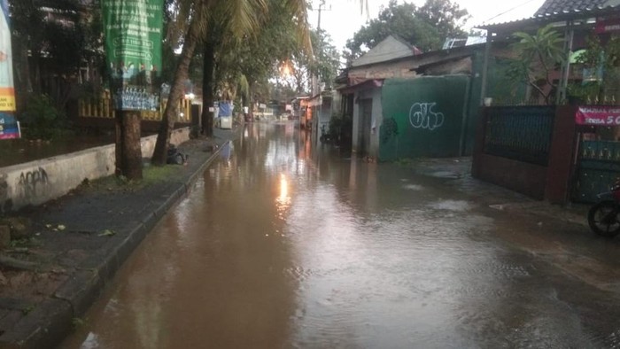 Kondisi banjir di permukima penduduk RT 01/01 Mampang, Pancoran Mas, Depok, Rabu (18/5/2022) pukul 08.56 WIB.